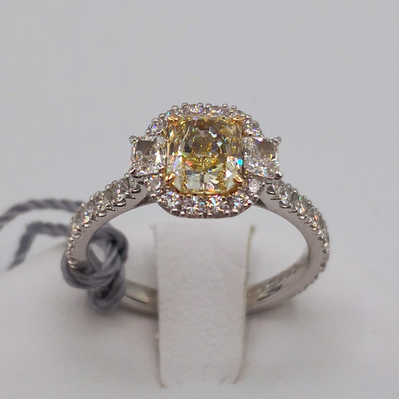 Crivelli - Anello con Diamante centrale Fancy Light Yellow contornato da Diamanti - EP6988